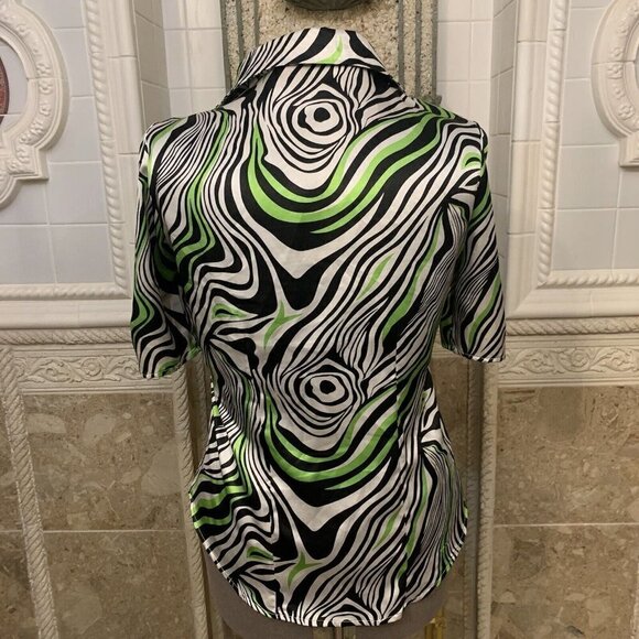 Jennifer Lauren. Size Medium. Short Sleeve Graphic Print Shirt. B58 - Picture 4 of 5